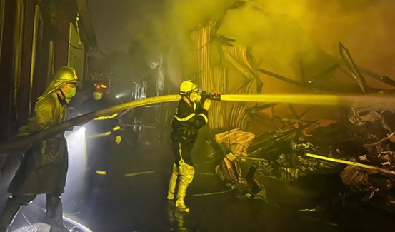 Nhanh chóng dập tắt đám cháy hàng nghìn m2 nhà xưởng ở đường Tân Triều Mới