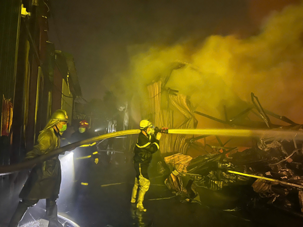 Nhanh chóng dập tắt đám cháy hàng nghìn m2 nhà xưởng ở đường Tân Triều Mới