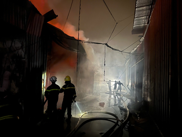 Nhanh chóng dập tắt đám cháy hàng nghìn m2 nhà xưởng ở đường Tân Triều Mới