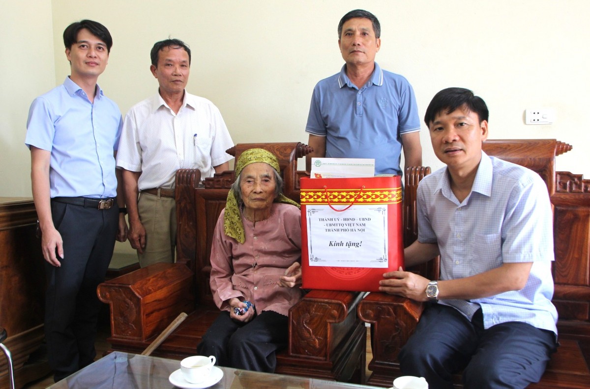 Hơn 1.200 gia đình chính sách, người có công tại Hòa Xá được tặng quà 2/9 Hơn 1.200 gia đình chính sách, người có công tại Hòa Xá được tặng quà 2/9