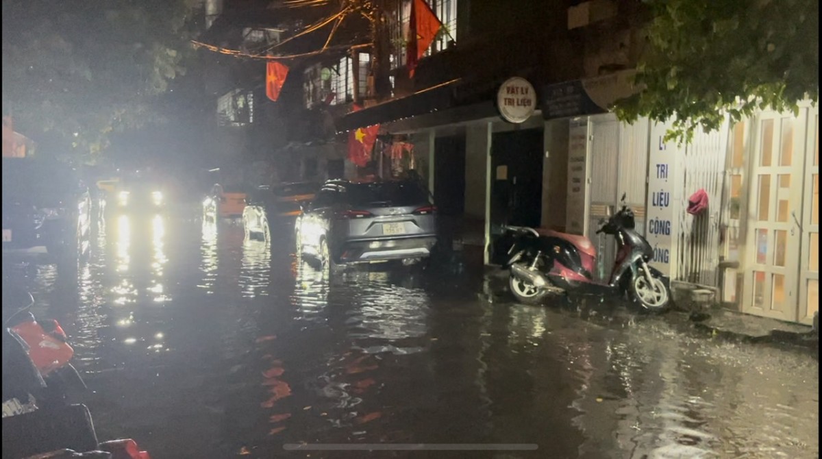 Ô tô ngập nước sau mưa bão: Cảnh báo và hướng dẫn làm bảo hiểm cho người dân Hà Nội Ô tô ngập nước sau mưa bão: Cảnh báo và hướng dẫn làm bảo hiểm cho người dân Hà Nội