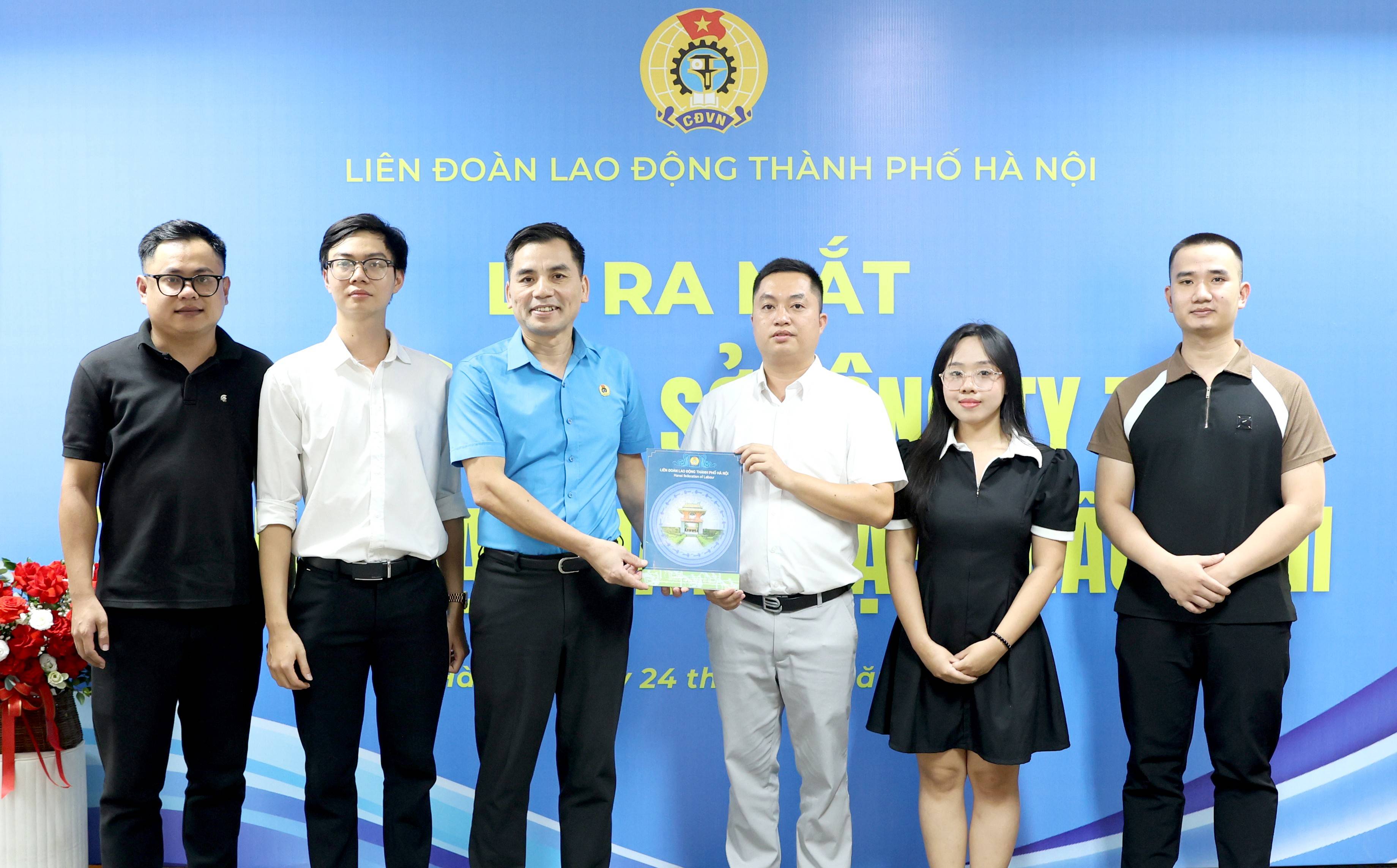 Người lao động phấn khởi gia nhập tổ chức Công đoàn