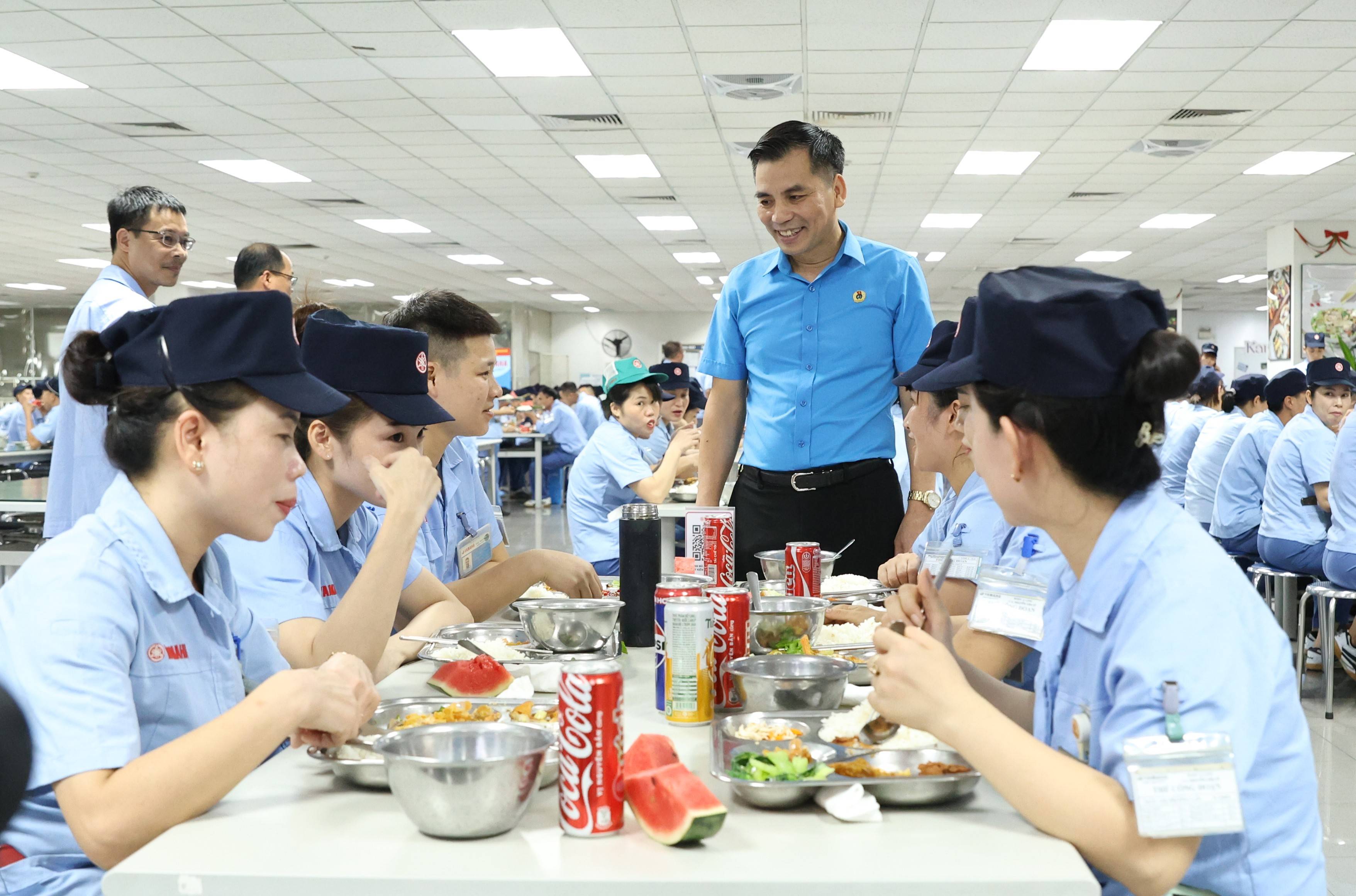 Lãnh đạo Tổng LĐLĐ Việt Nam và LĐLĐ thành phố Hà Nội dự “Bữa cơm Công đoàn” cùng công nhân