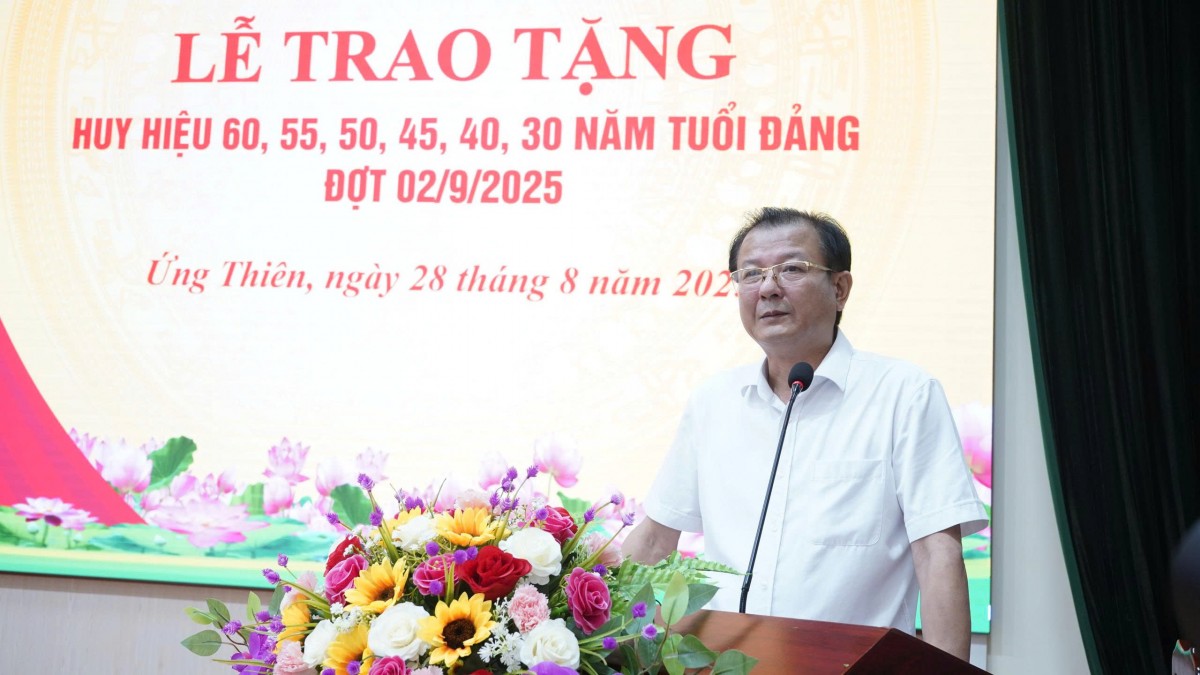 Đảng bộ xã Ứng Thiên trao Huy hiệu Đảng đợt 2/9 cho 45 đảng viên