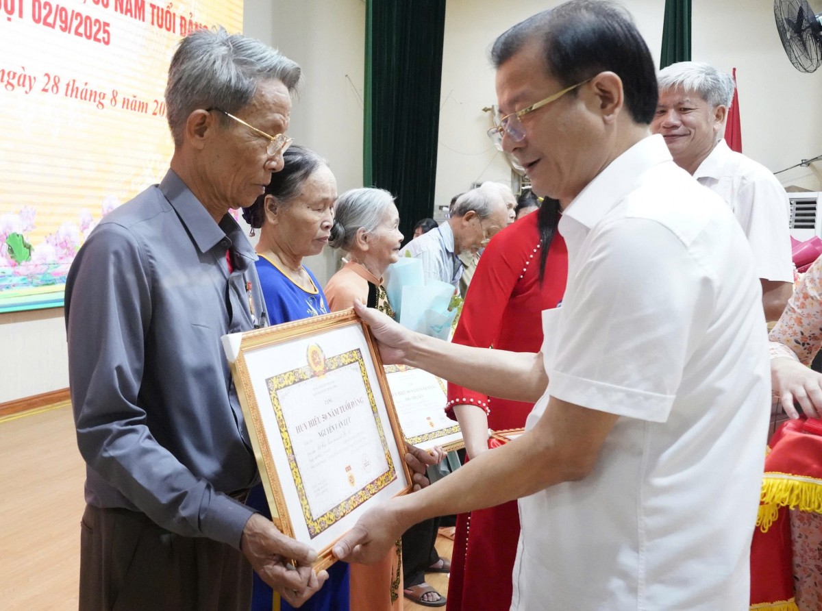 Đảng bộ xã Ứng Thiên trao Huy hiệu Đảng đợt 2/9 cho 45 đảng viên