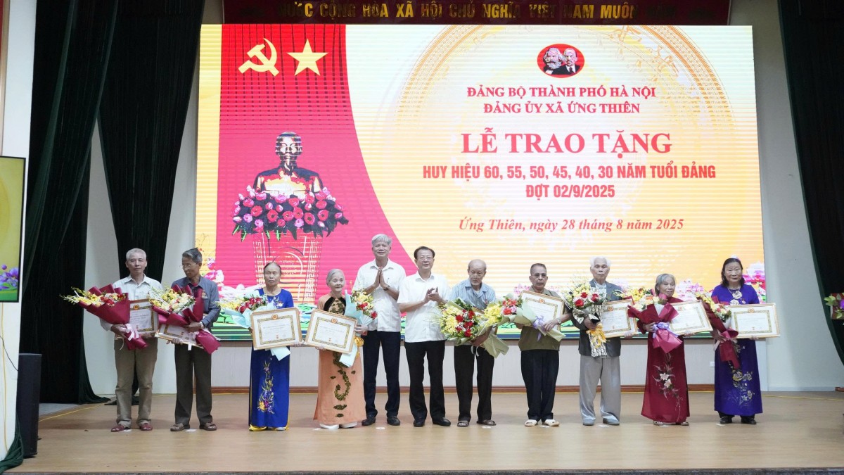 Đảng bộ xã Ứng Thiên trao Huy hiệu Đảng đợt 2/9 cho 45 đảng viên