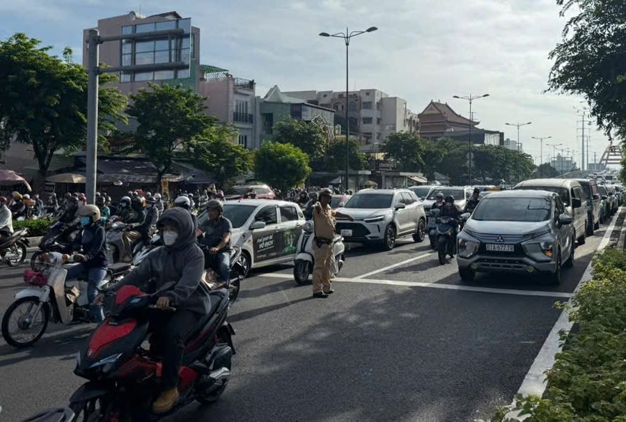 TP.HCM: Điều tiết giao thông phục vụ thi công cầu Bình Triệu 1
