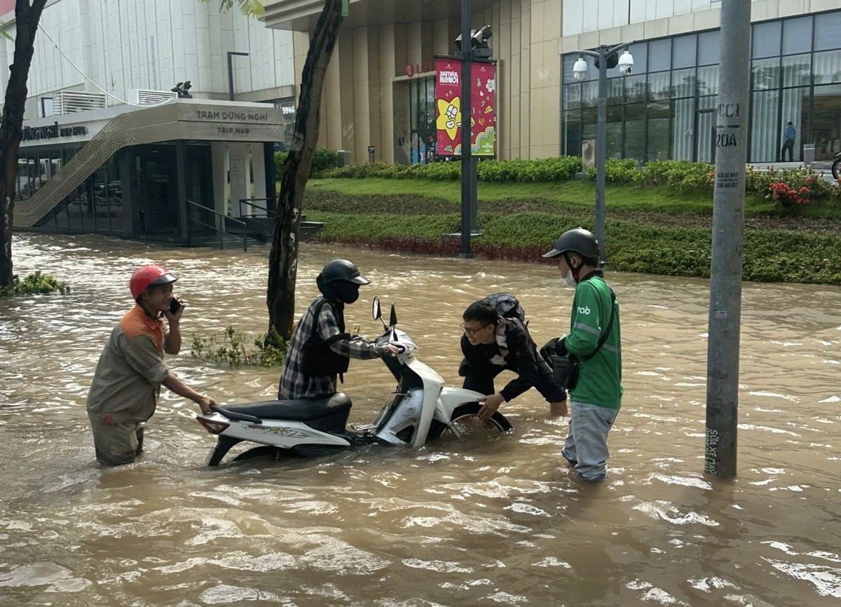 Đường Võ Chí Công ngập nước, phương tiện lưu thông thế nào?