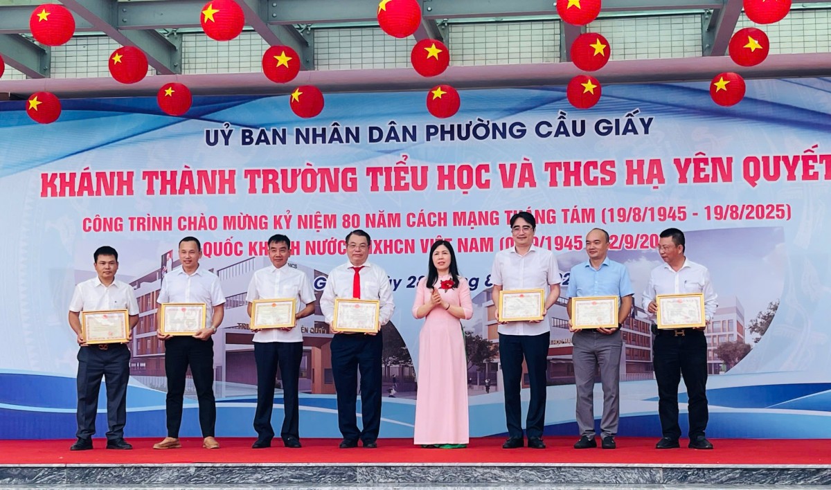 Phường Cầu Giấy gắn biển công trình chào mừng Quốc khánh 2/9