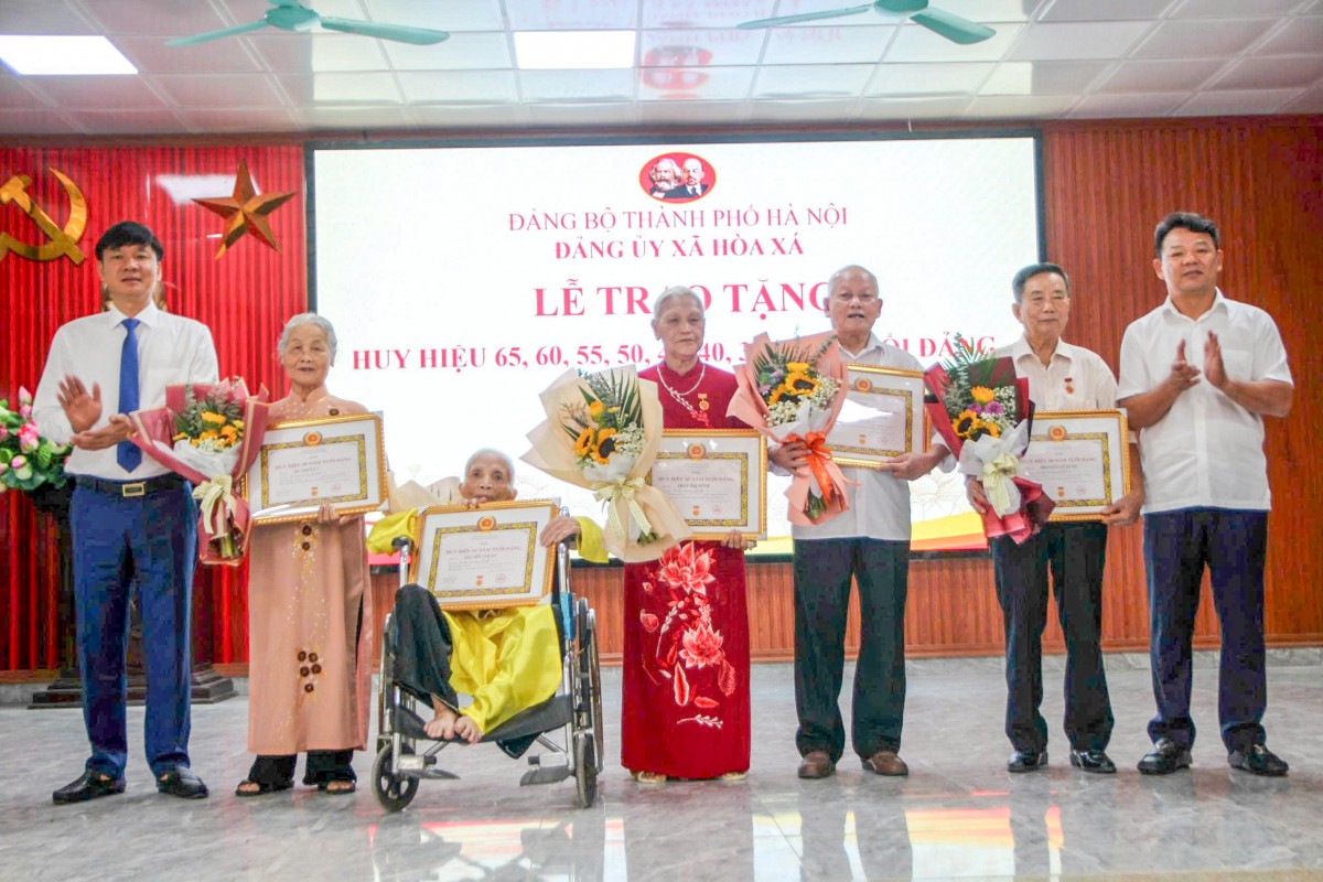Đảng bộ xã Hòa Xá trao tặng Huy hiệu Đảng, ghi nhận cống hiến của các thế hệ đảng viên Đảng bộ xã Hòa Xá trao tặng Huy hiệu Đảng, ghi nhận cống hiến của các thế hệ đảng viên