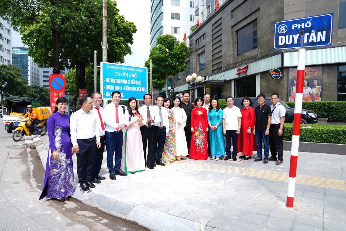 Phường Cầu Giấy gắn biển công trình chào mừng Quốc khánh 2/9