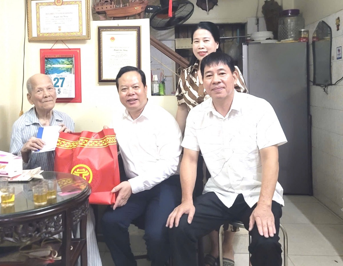 Lãnh đạo phường Văn Miếu - Quốc Tử Giám thăm, tặng quà gia đình chính sách, người có công