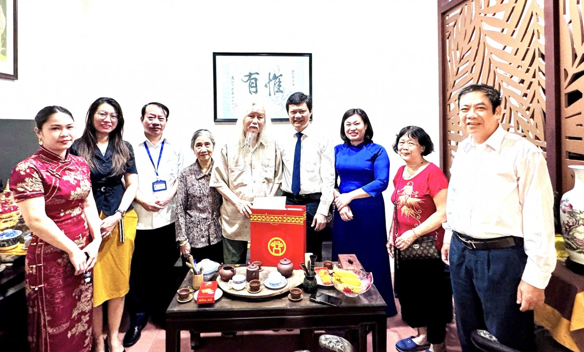 Lãnh đạo phường Văn Miếu - Quốc Tử Giám thăm, tặng quà gia đình chính sách, người có công