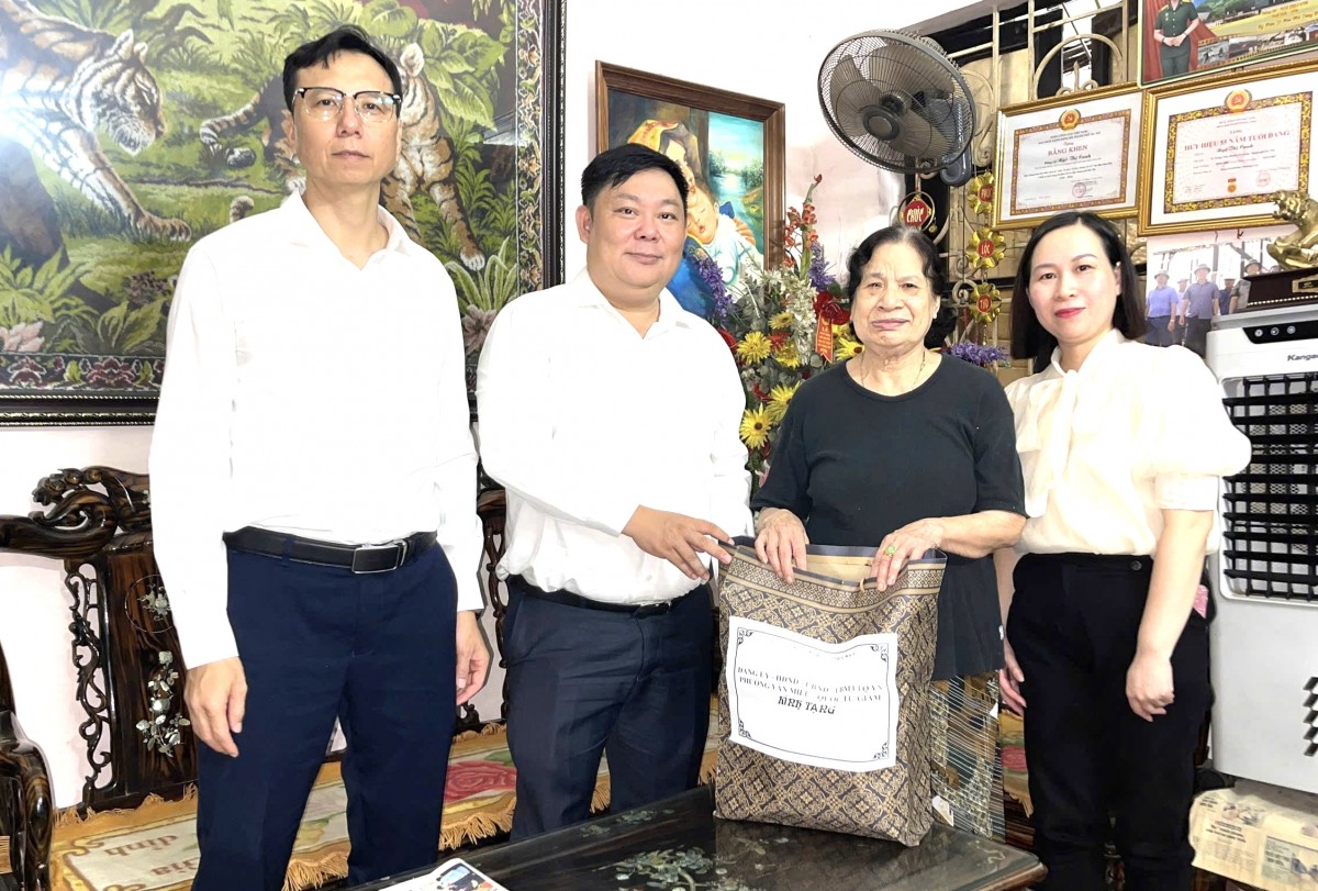 Lãnh đạo phường Văn Miếu - Quốc Tử Giám thăm, tặng quà gia đình chính sách, người có công