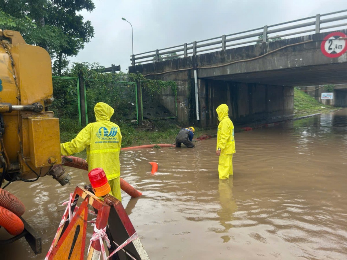 Hà Nội: Khắc phục các điểm úng ngập do nước sông Nhuệ dâng cao sau bão số 5 Hà Nội: Khắc phục các điểm úng ngập do nước sông Nhuệ dâng cao sau bão số 5