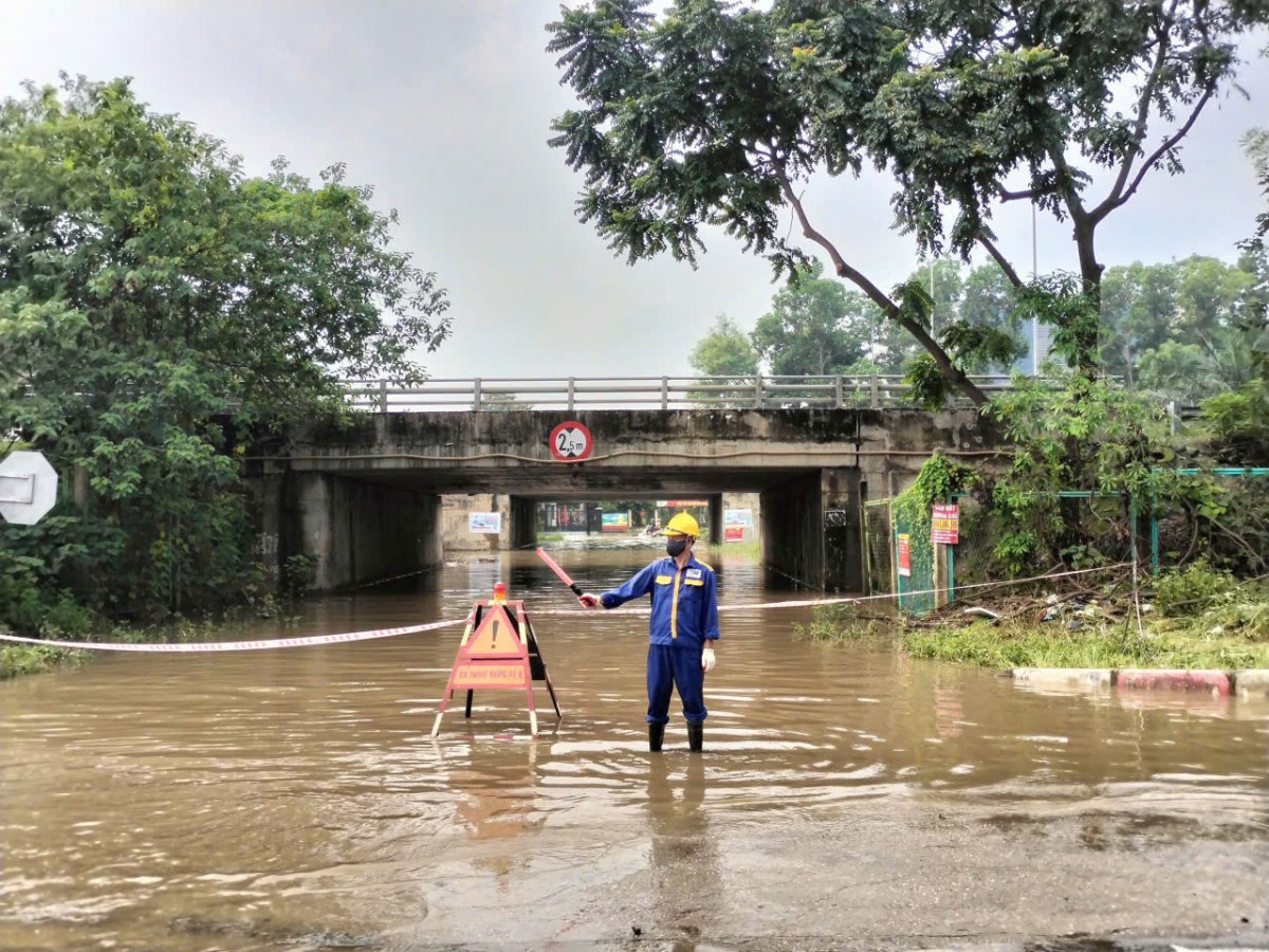 Hà Nội: Khắc phục các điểm úng ngập do nước sông Nhuệ dâng cao sau bão số 5 Hà Nội: Khắc phục các điểm úng ngập do nước sông Nhuệ dâng cao sau bão số 5