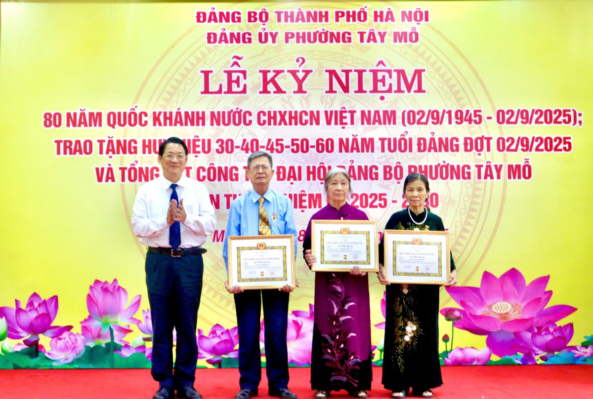 Phường Tây Mỗ trao tặng Huy hiệu Đảng cho 41 đảng viên đợt 2/9