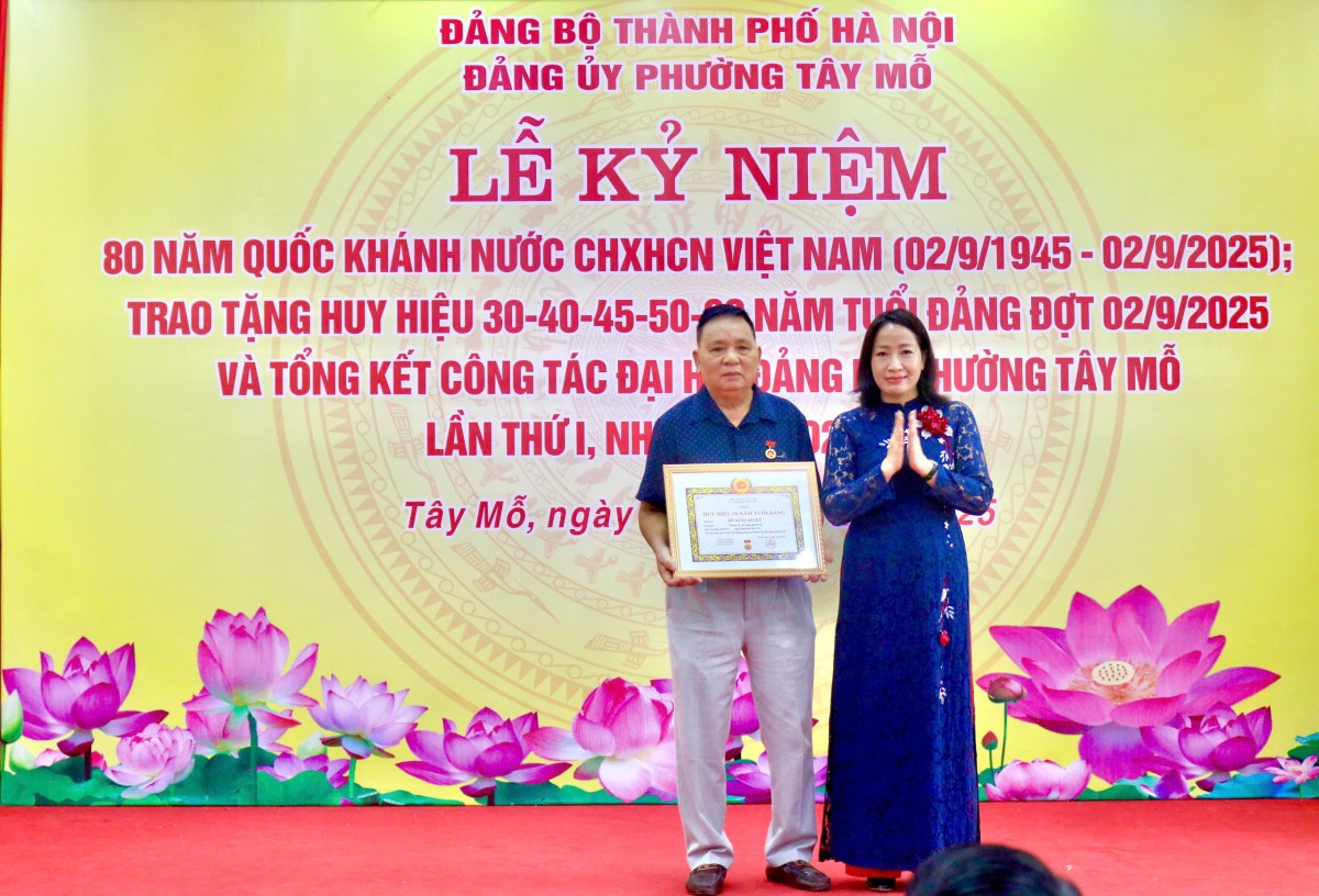 Phường Tây Mỗ trao tặng Huy hiệu Đảng cho 41 đảng viên đợt 2/9