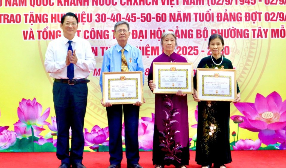 Phường Tây Mỗ trao tặng Huy hiệu Đảng cho 41 đảng viên đợt 2/9