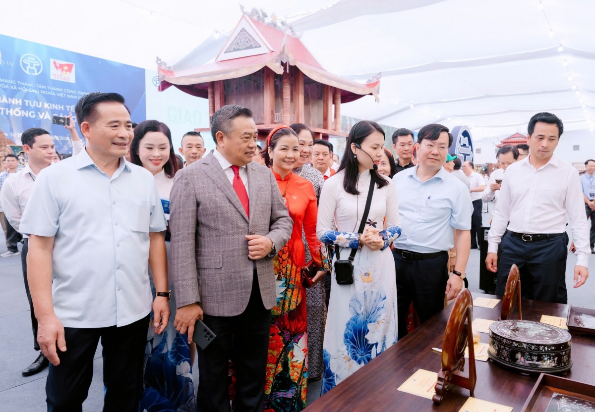 Chủ tịch UBND thành phố Hà Nội Trần Sỹ Thanh tham quan Không gian Truyền thống và Sáng tạo Hà Nội 2025 Chủ tịch UBND thành phố Hà Nội Trần Sỹ Thanh tham quan Không gian Truyền thống và Sáng tạo Hà Nội 2025