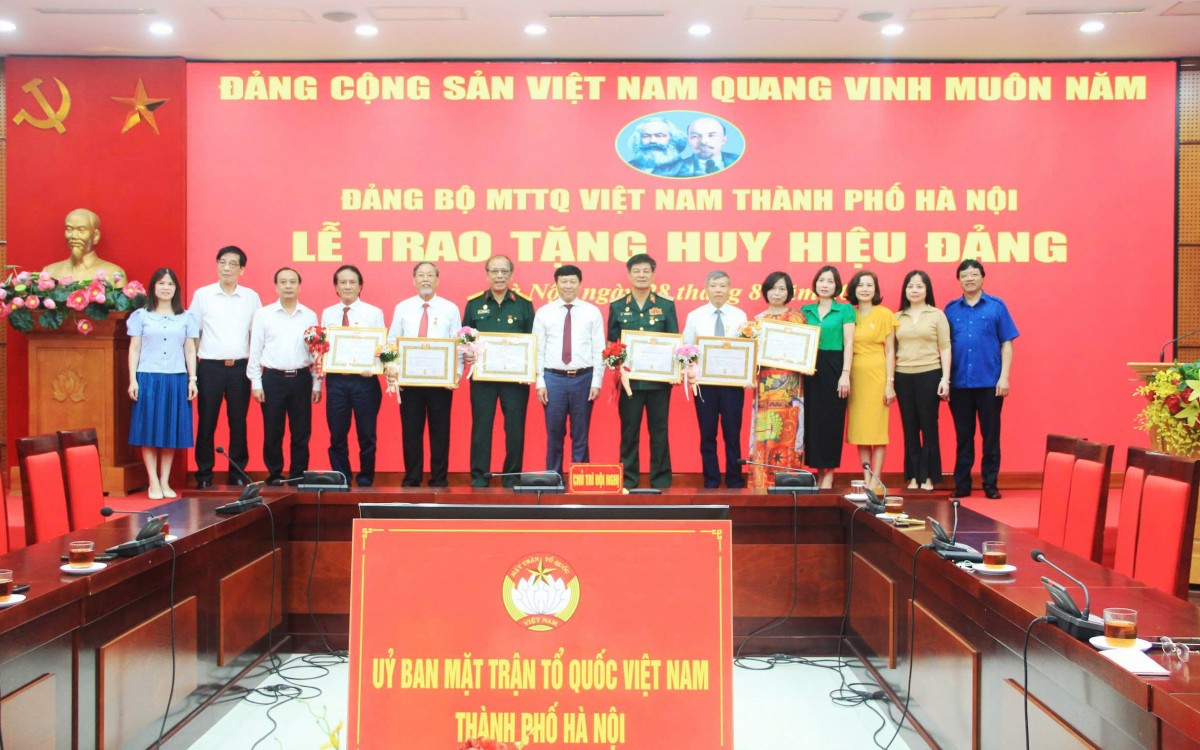 Vinh dự, tự hào được trao tặng Huy hiệu Đảng đúng dịp kỷ niệm 80 năm Quốc khánh 2/9