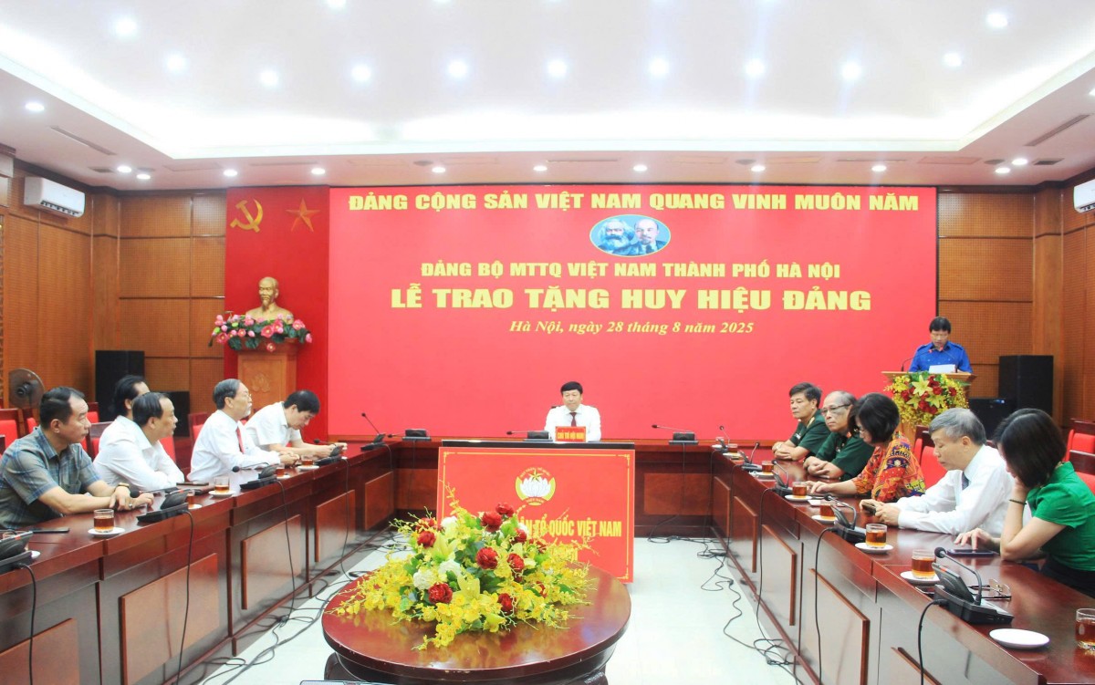 Vinh dự, tự hào được trao tặng Huy hiệu Đảng đúng dịp kỷ niệm 80 năm Quốc khánh 2/9