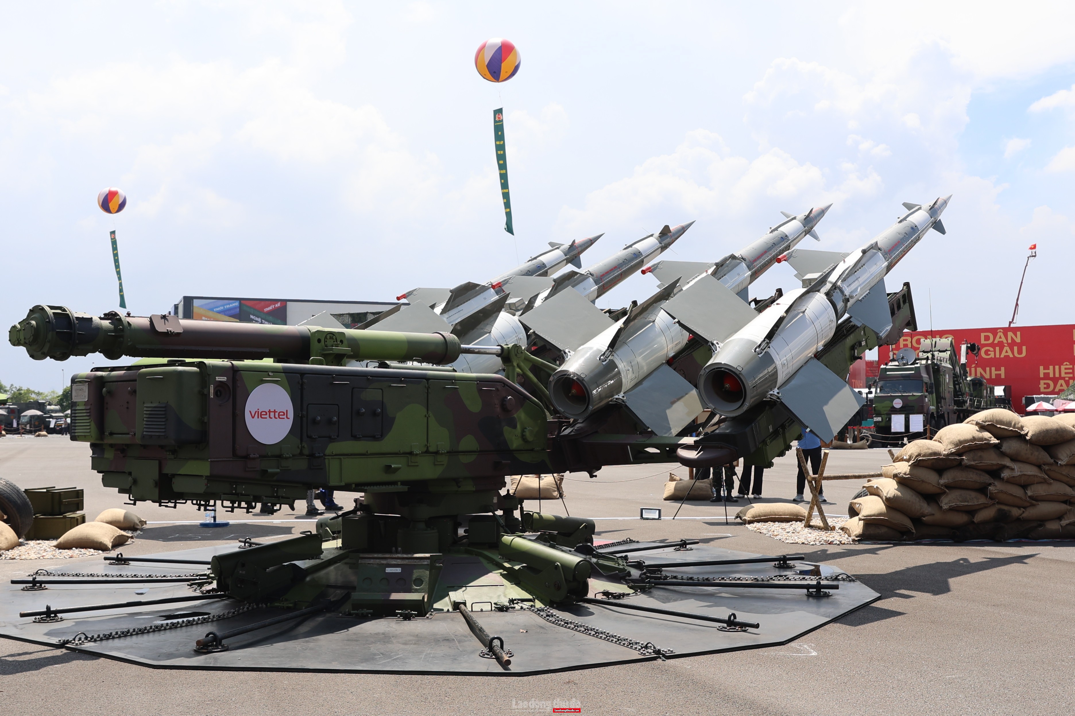 Cận cảnh các khí tài quân sự hiện đại của Việt Nam Cận cảnh các khí tài quân sự hiện đại của Việt Nam