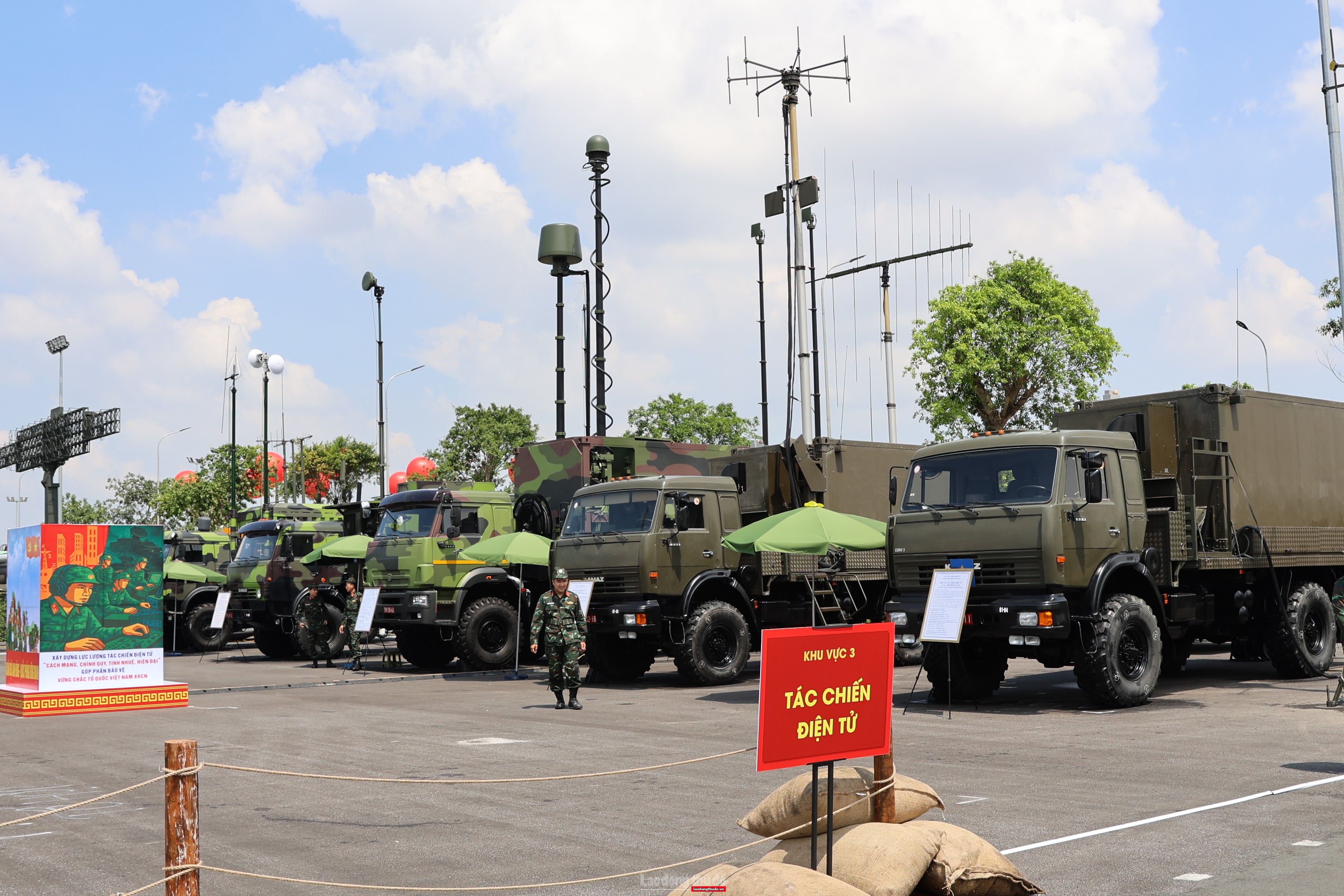 Cận cảnh các khí tài quân sự hiện đại của Việt Nam Cận cảnh các khí tài quân sự hiện đại của Việt Nam