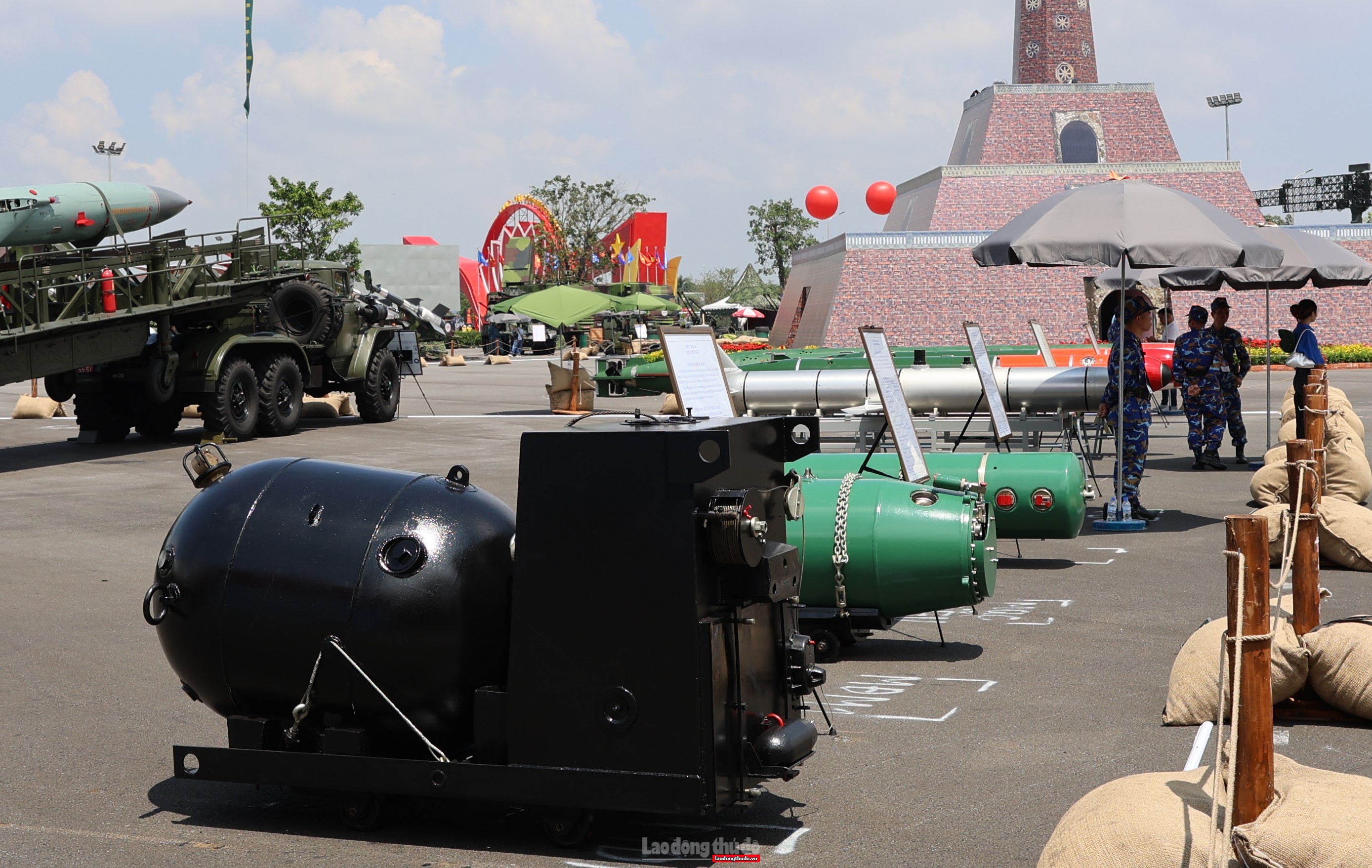 Cận cảnh các khí tài quân sự hiện đại của Việt Nam Cận cảnh các khí tài quân sự hiện đại của Việt Nam