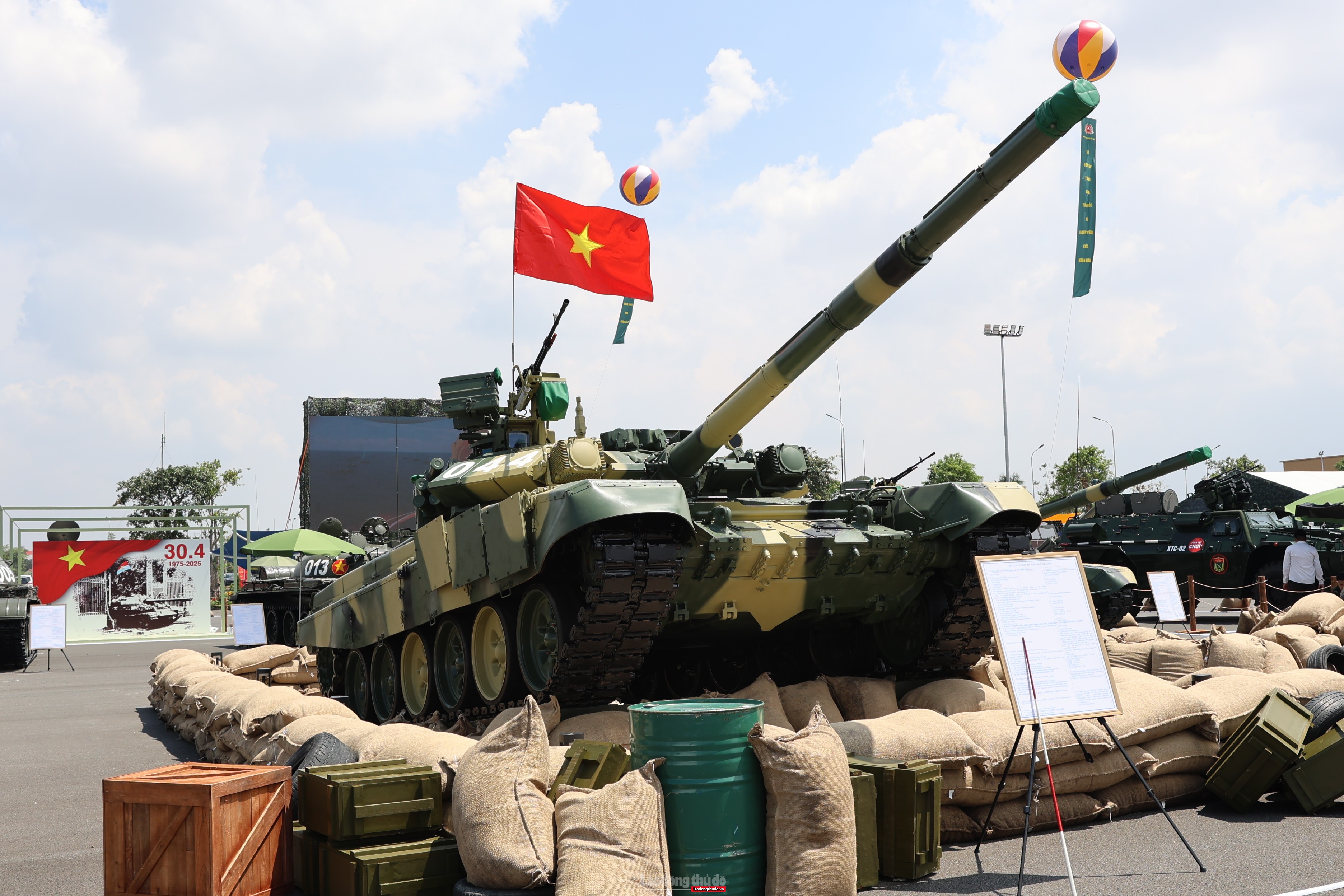 Cận cảnh các khí tài quân sự hiện đại của Việt Nam Cận cảnh các khí tài quân sự hiện đại của Việt Nam