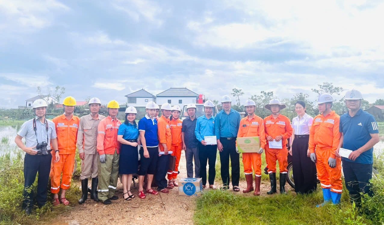 Chủ tịch Công đoàn Điện lực Việt Nam động viên người lao động đang khắc phục hậu quả bão số 5