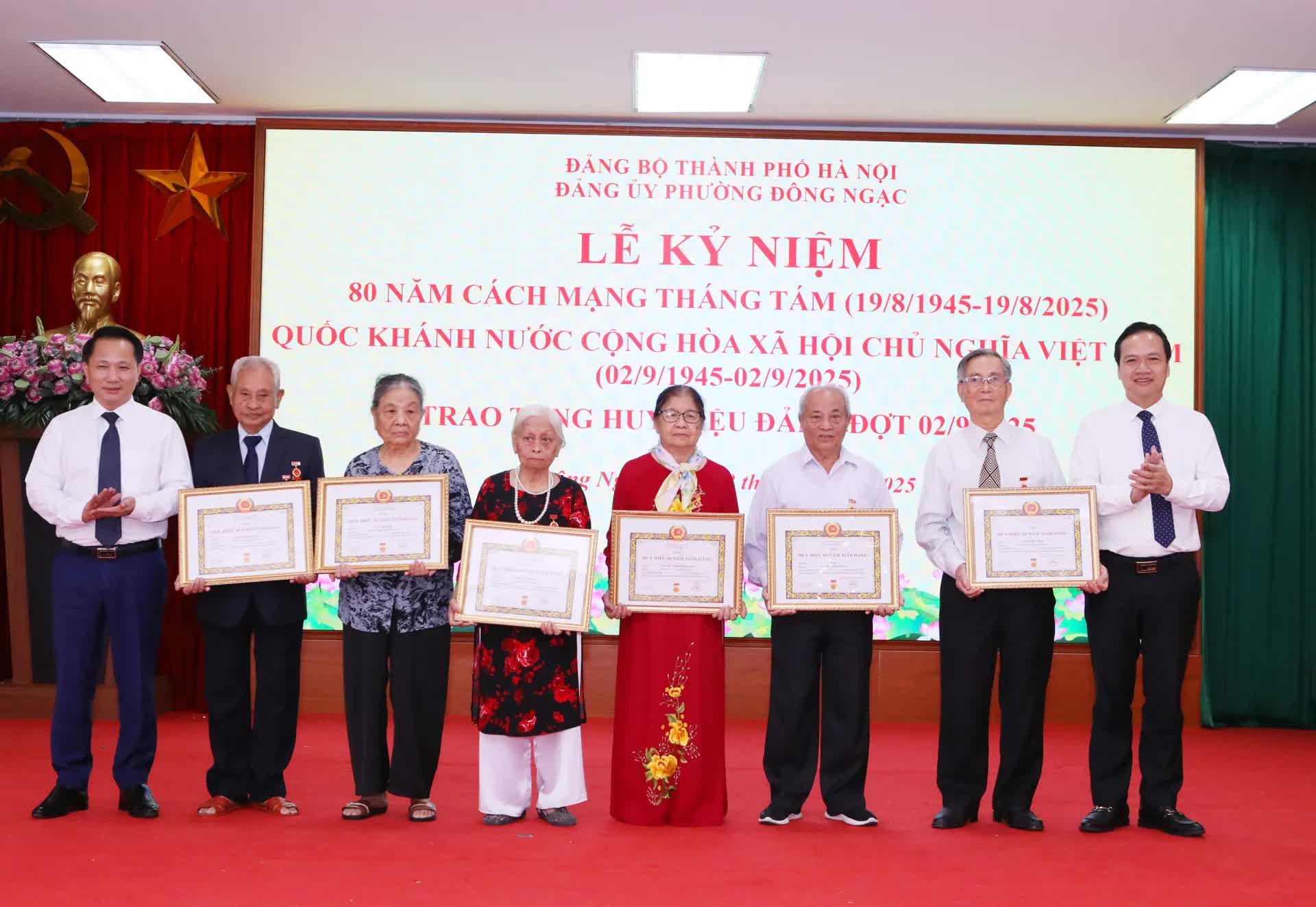 Phường Đông Ngạc trao Huy hiệu Đảng đợt 2/9 cho 100 đảng viên