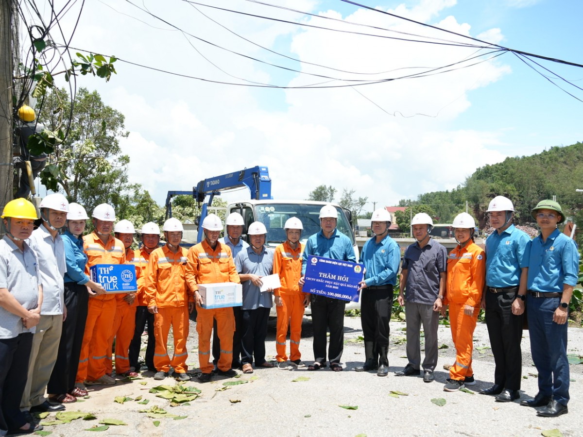 Chủ tịch Công đoàn Điện lực Việt Nam động viên người lao động đang khắc phục hậu quả bão số 5 Chủ tịch Công đoàn Điện lực Việt Nam động viên người lao động đang khắc phục hậu quả bão số 5