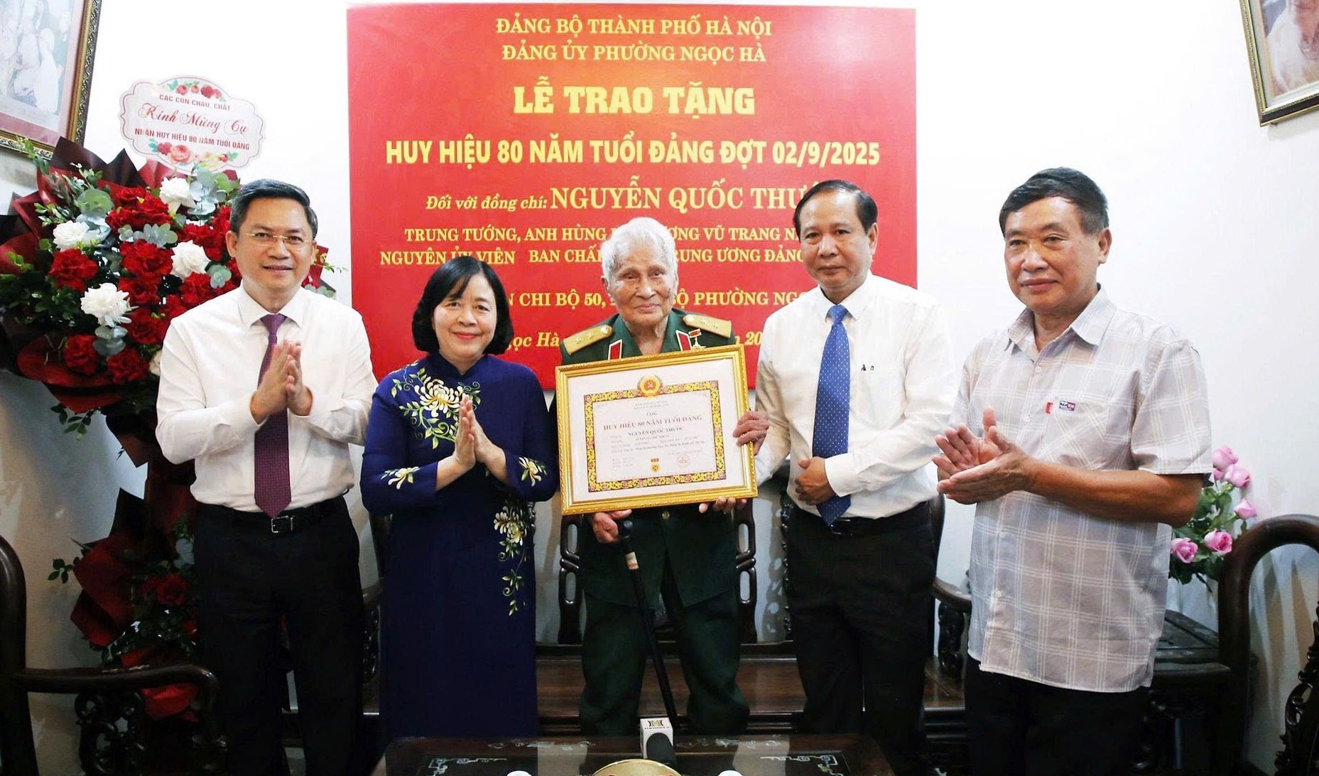 Bí thư Thành ủy Hà Nội Bùi Thị Minh Hoài trao Huy hiệu 80 năm tuổi Đảng tặng Trung tướng Nguyễn Quốc Thước