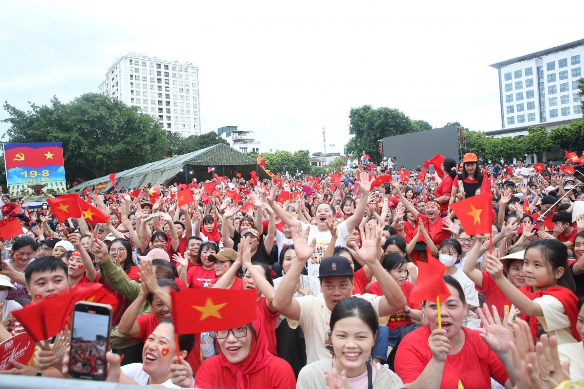 Tặng 100.000 đồng/người cho toàn dân ăn Tết Độc lập