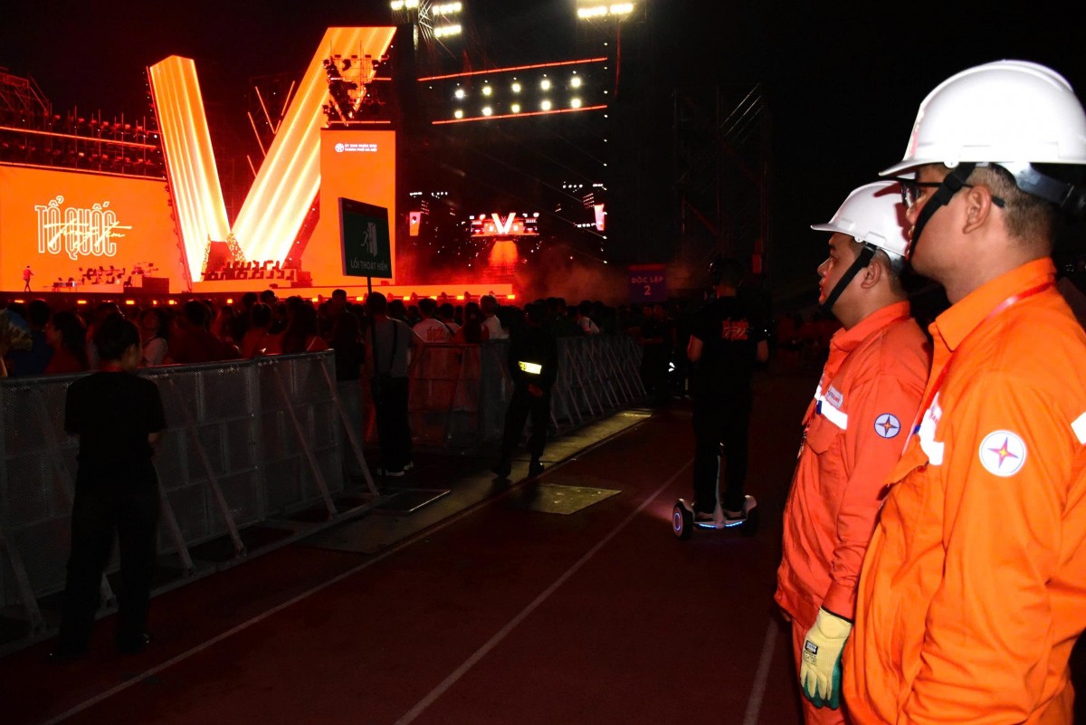 EVNHANOI ứng trực 24/24h đảm bảo cấp điện ổn định cho Đại lễ A80