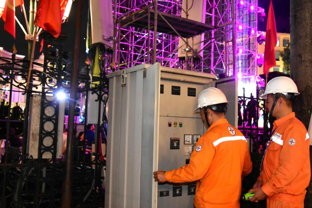 EVNHANOI ứng trực 24/24h đảm bảo cấp điện ổn định cho Đại lễ A80