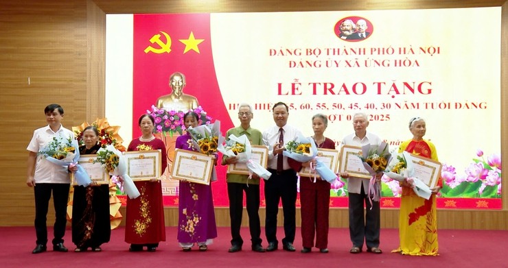 Xã Ứng Hòa trao Huy hiệu Đảng tặng các đảng viên lão thành