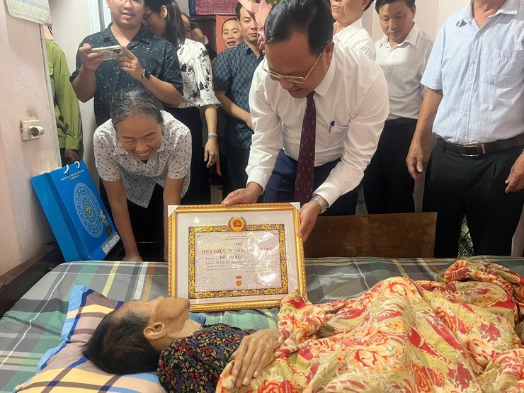 Xã Ứng Hòa trao Huy hiệu Đảng tặng các đảng viên lão thành