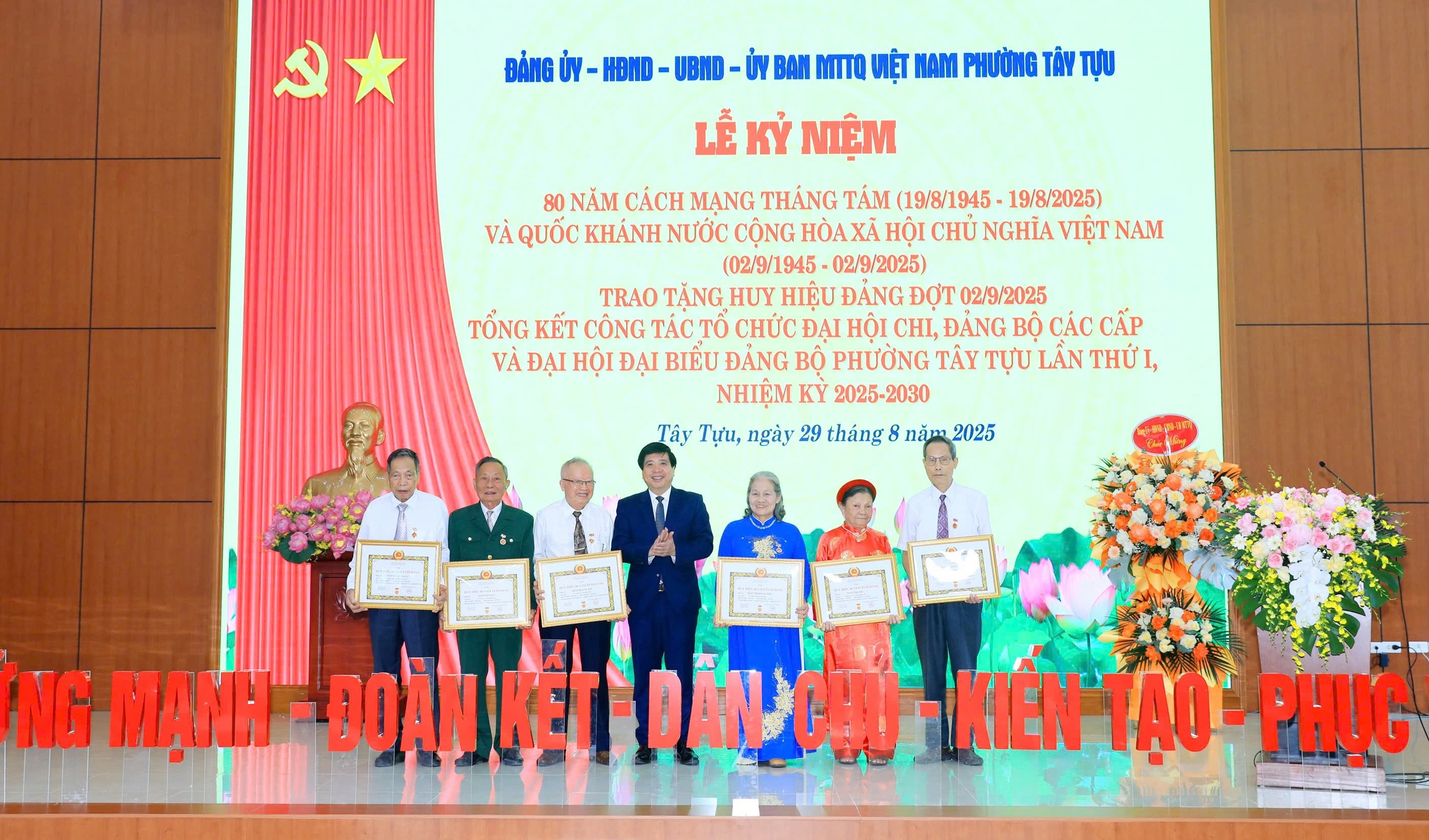 Phường Tây Tựu kỷ niệm 80 năm Quốc khánh và trao Huy hiệu Đảng tặng đảng viên lão thành