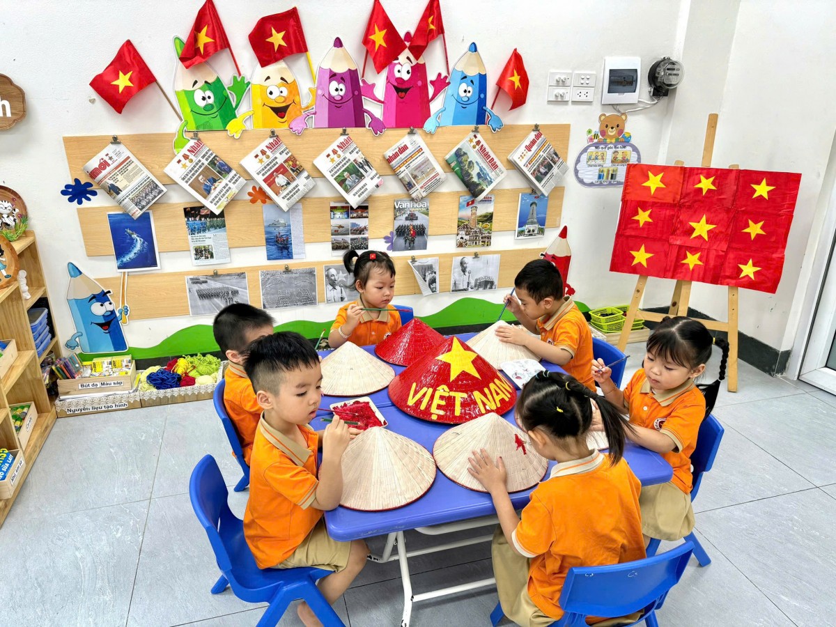 Trường lớp ở Thủ đô Hà Nội rực rỡ cờ hoa, lan tỏa lòng tự hào dân tộc