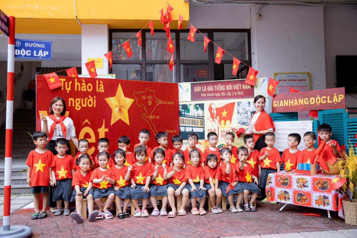 Thầy và trò Thủ đô rộn ràng trong không khí hân hoan chào mừng Đại lễ 80 năm Quốc khánh 2/9 Thầy và trò Thủ đô rộn ràng trong không khí hân hoan chào mừng Đại lễ 80 năm Quốc khánh 2/9