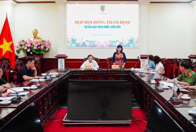 Cụ thể hoá trong luật quyền, nghĩa vụ của viên chức