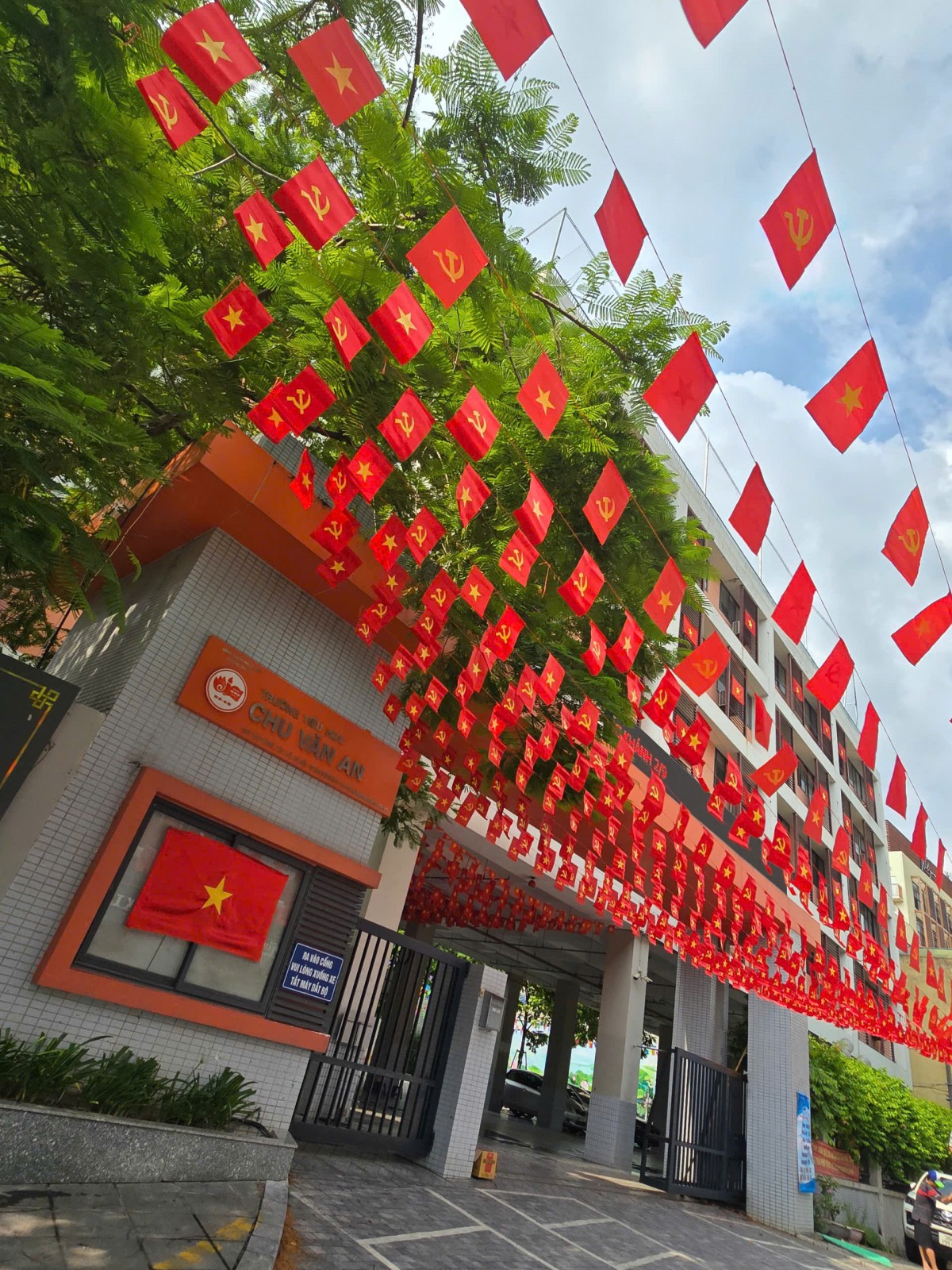 Thầy và trò Thủ đô rộn ràng trong không khí hân hoan chào mừng Đại lễ 80 năm Quốc khánh 2/9 Thầy và trò Thủ đô rộn ràng trong không khí hân hoan chào mừng Đại lễ 80 năm Quốc khánh 2/9