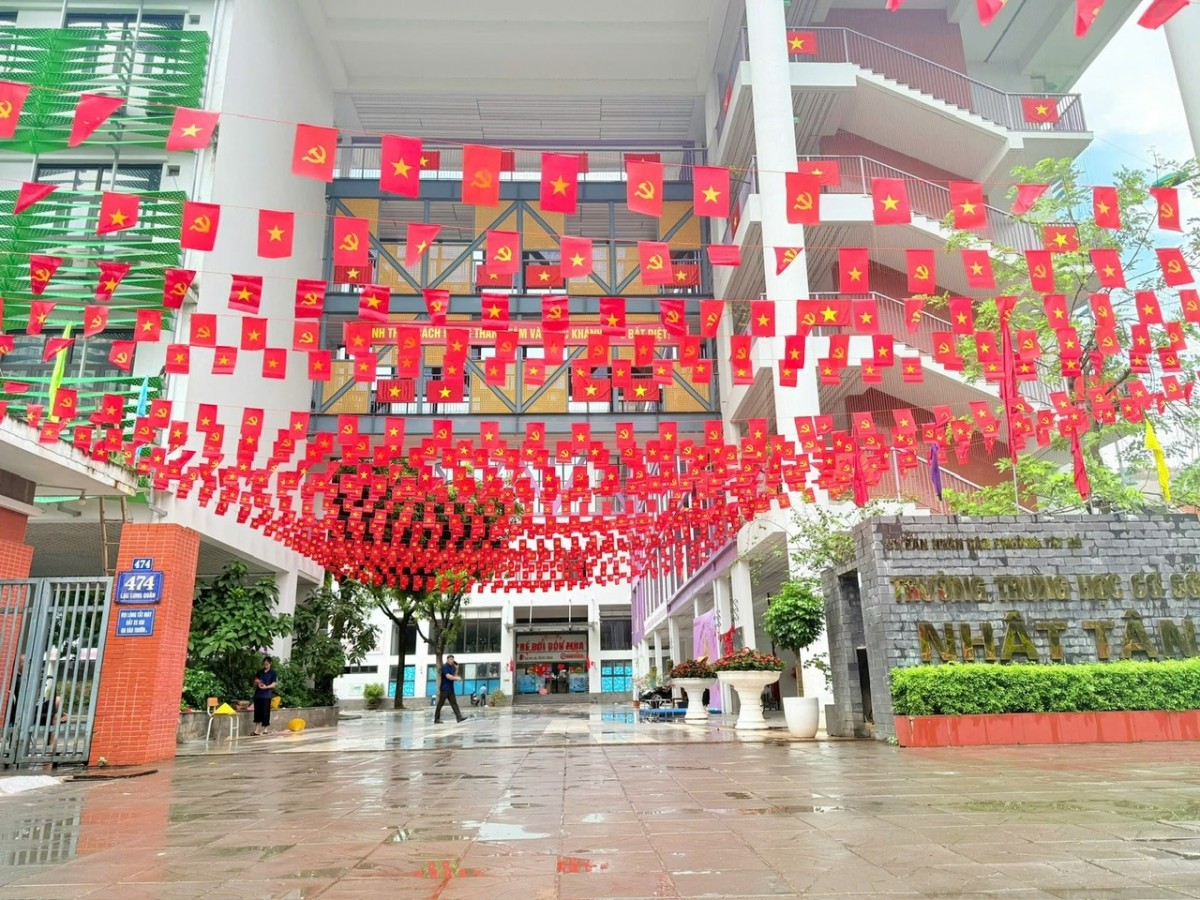 Thầy và trò Thủ đô rộn ràng trong không khí hân hoan chào mừng Đại lễ 80 năm Quốc khánh 2/9 Thầy và trò Thủ đô rộn ràng trong không khí hân hoan chào mừng Đại lễ 80 năm Quốc khánh 2/9