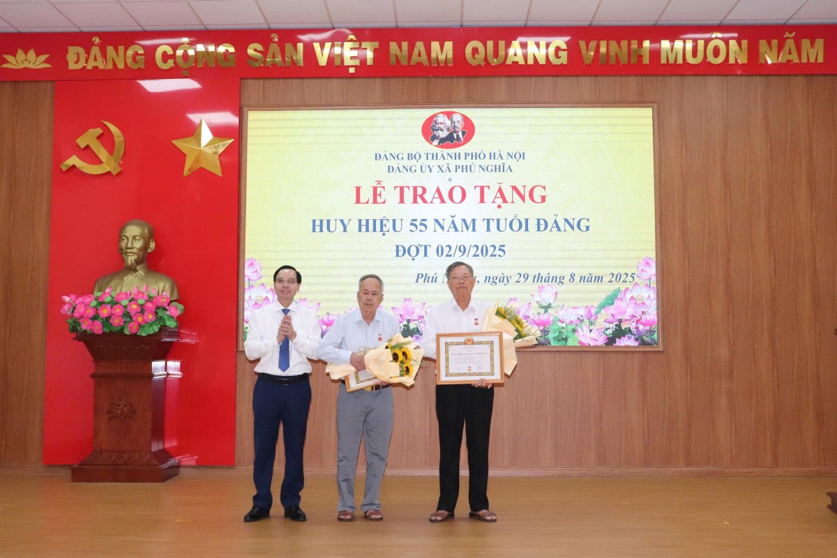 Xã Phú Nghĩa trao tặng Huy hiệu Đảng đợt 2/9 cho 22 đảng viên