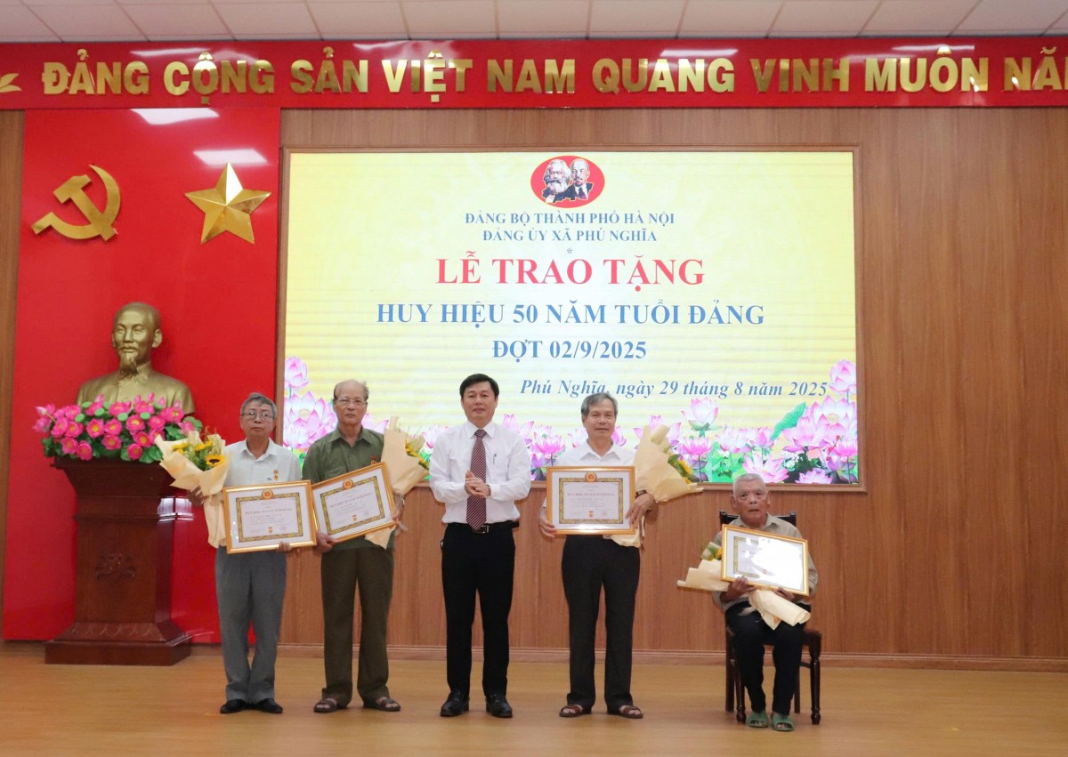 Xã Phú Nghĩa trao tặng Huy hiệu Đảng đợt 2/9 cho 22 đảng viên