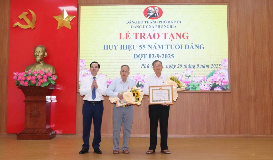 Xã Phú Nghĩa trao tặng Huy hiệu Đảng đợt 2/9 cho 22 đảng viên