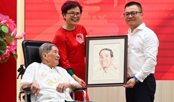 Nhạc sĩ Phạm Tuyên trao tặng ca khúc “Như có Bác trong ngày đại thắng” cho Báo Nhân Dân