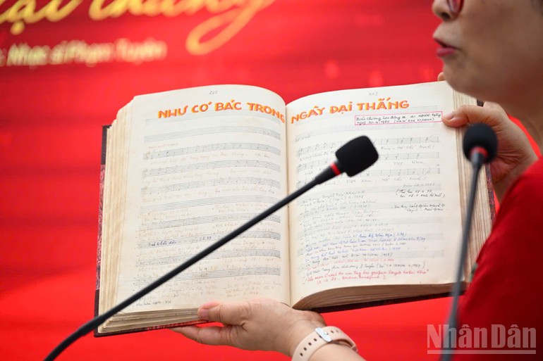 Nhạc sĩ Phạm Tuyên trao tặng ca khúc “Như có Bác trong ngày đại thắng” cho Báo Nhân Dân